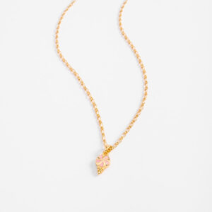Collar con dije de helado con baño de oro y esmalte rosa.
