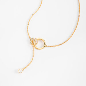 Collar estilo lariat con dijes de aros entrelazados y cristales