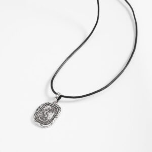 Collar de cordón con dije en baño de rodio
