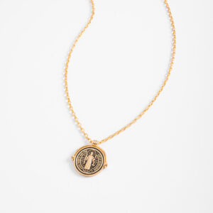 Collar con dije de san benito en baño de oro y esmalte negro.