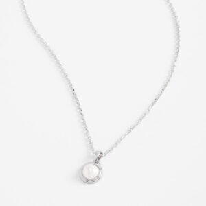 Collar con dije de perla y baño de rodio