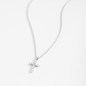 Collar con dije de cruz adornado con brillantes diamonice.