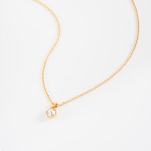 Collar con dije de cristal en baño de oro.