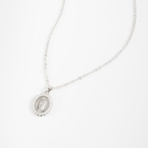 Collar con dije ovalado de la virgen de guadalupe y diamonice