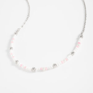 Collar de cuentas con detalles en rosa y plata.