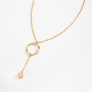 Collar con dije de aro y colgante con piedra.