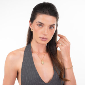 Collar de dije con diseño de la virgen y piedras de colores