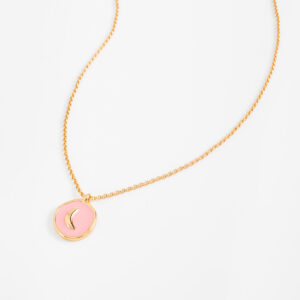 Collar con dije de luna en esmalte rosa