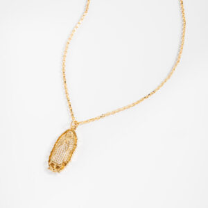 Collar con dije de silueta religiosa diamonice