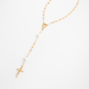 Rosario con baño de oro, perlas y crucifijo.