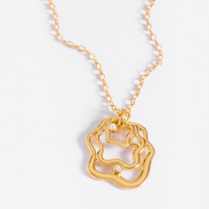 Collar elegante con dije geométrico y detalles brillantes