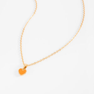 Collar con dije de corazón esmaltado naranja