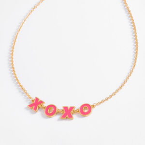 Collar coquetel en baño de oro con letras esmalte rosa