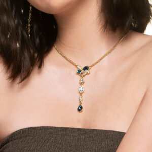 Gargantilla de baño de oro con piedras azules.