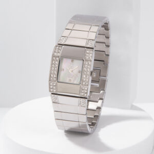 Reloj de pulsera plateado con incrustaciones de cristales