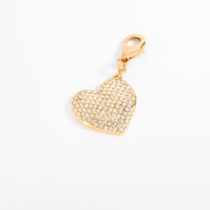 Charm de corazón con baño de oro y cristales.