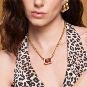 Collar  con dije rectangular de piedra roja
